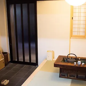 3* Ryokan (tradycyjny japoński pensjonat lub zajazd) Kamoya